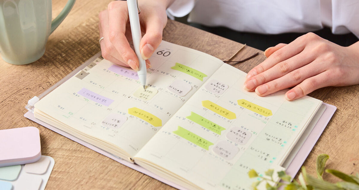 手帳をどう書いたらいいか迷う方もいらっしゃるのではないでしょうか。そこで今回は、上手なスケジュール帳の書き方を解説します。スケジュール管理が便利になるグッズも紹介していますので、ぜひご覧ください。