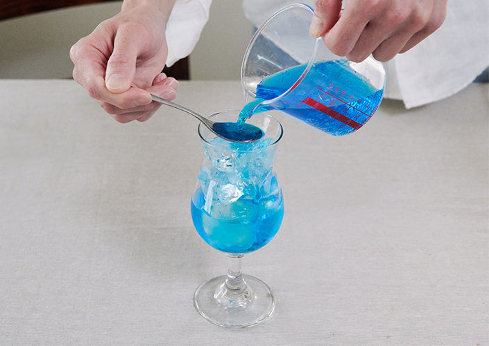 グラスにシロップと炭酸水を注ぐ