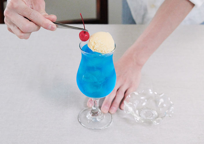 クリームソーダ アイスとさくらんぼ
