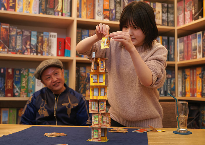 慎重にカードを積むレイラさん