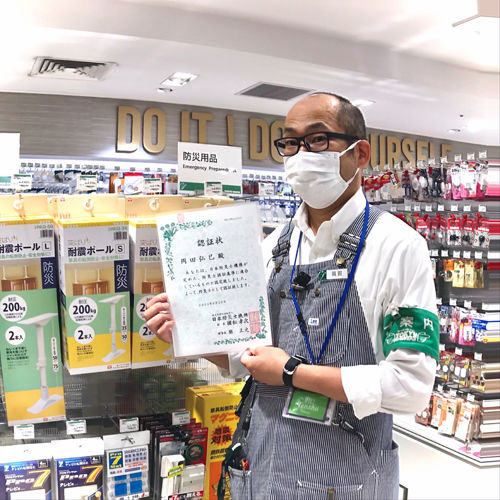 ume18　防災士認定証を持つ岡田.jpg