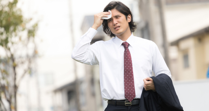 汗をかく男性