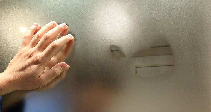 手で鏡に触れないよう注意する