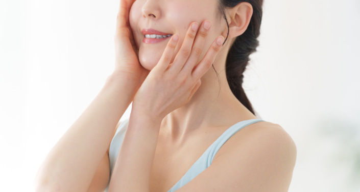 ③化粧水で肌に潤いを与える