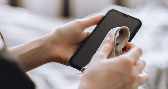 スマホの画面をクリーナーで適度に拭く