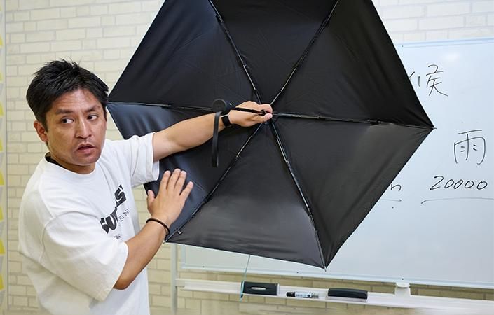 サマーシールドを紹介する佐藤バイヤー