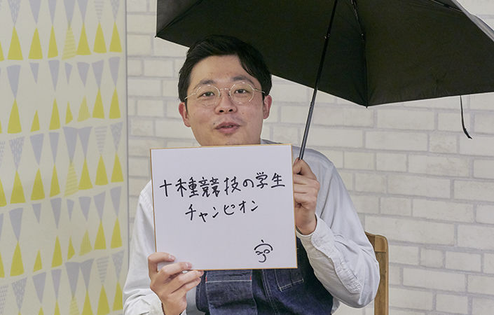 G-ZEROの傘をさす傘ソムリエの土屋さん