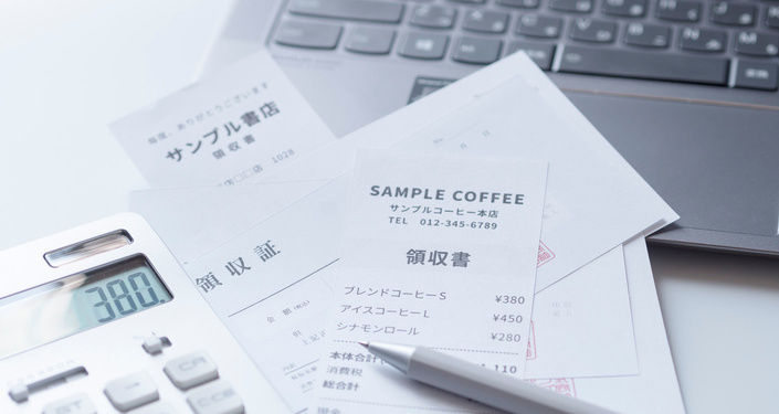 保管したレシートをもとに家計簿をつけていく