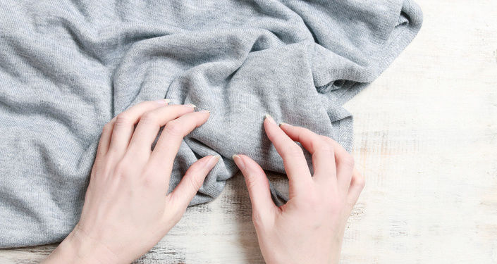 予め服の素材を確認しておく