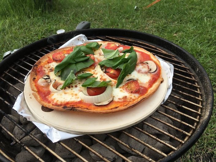 バーベキューでピザを焼いている
