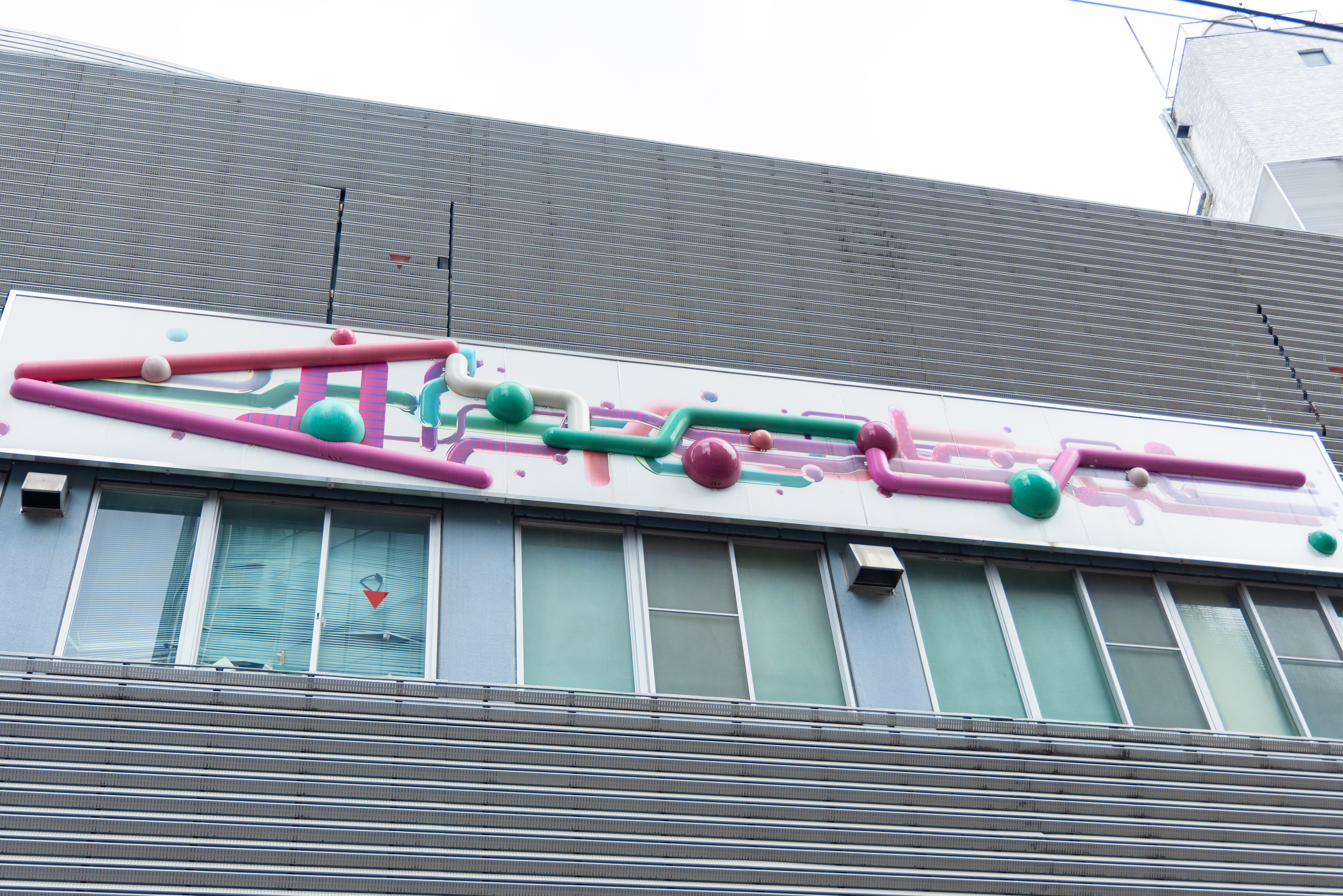 街なかのアートが避難場所を示す