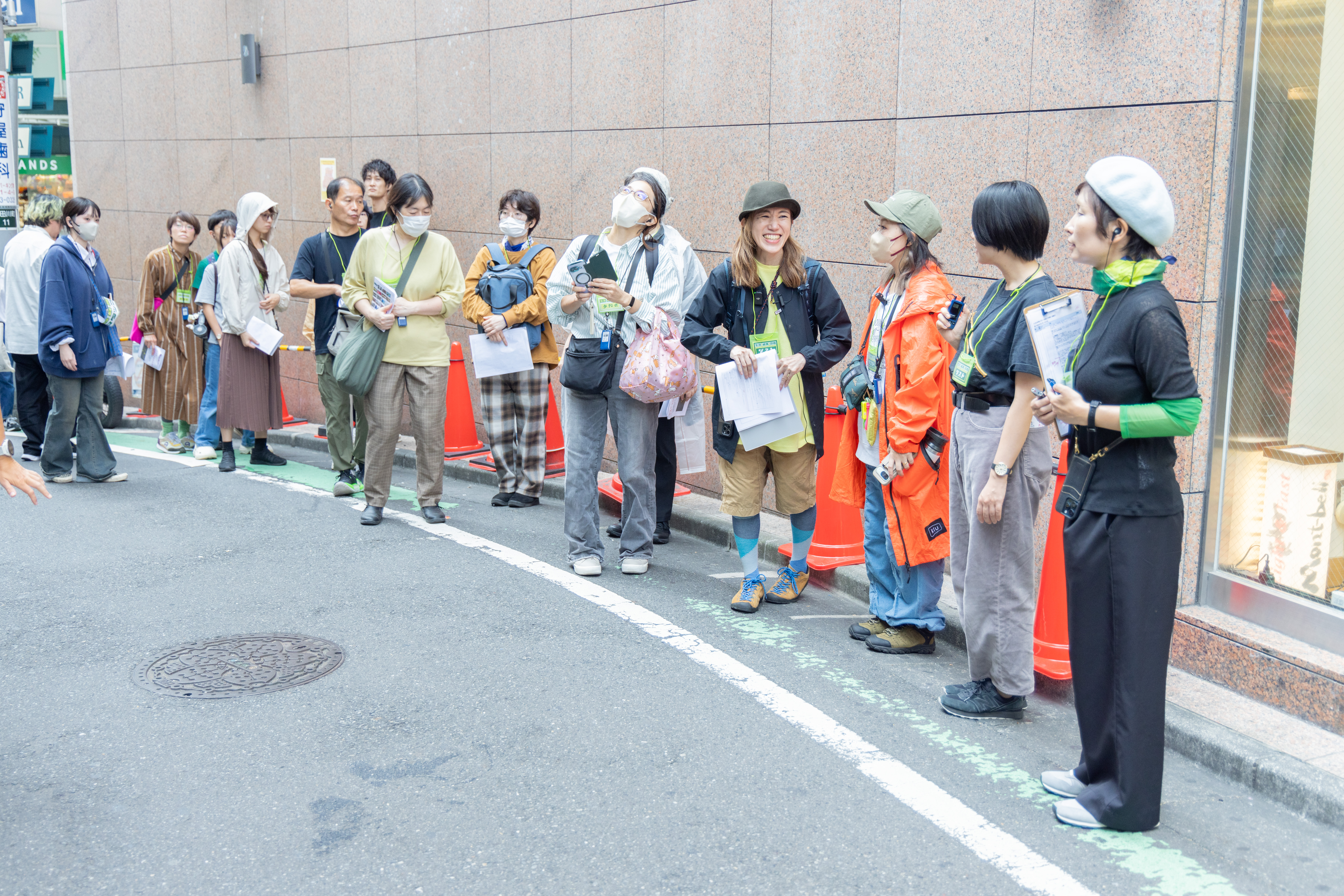 こっちのほうが道が広くて身を守れそうだ