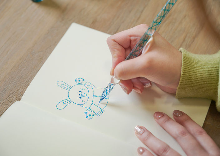 ガラスペンでうさぎの絵を書く