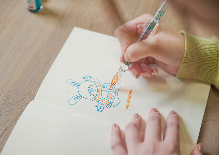 ガラスペンでうさぎのイラストを書く