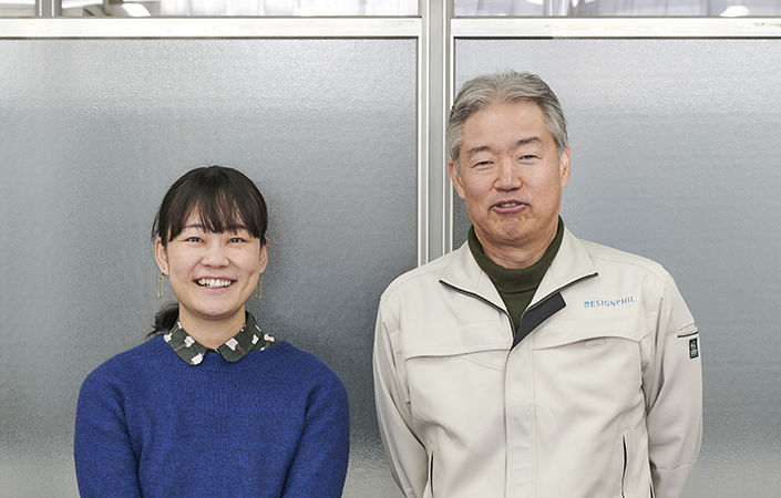 左：デザイナー 鵜川さん 右：流山工場 工場長 内片さん