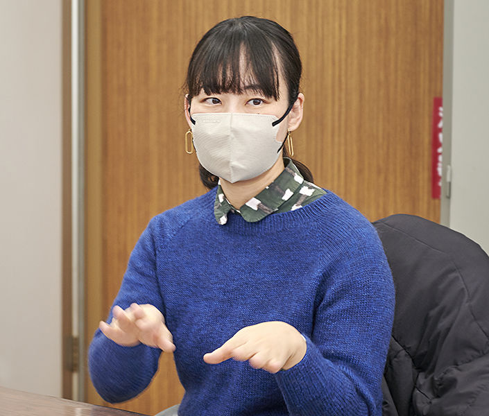 ノートの使い方を説明する鵜川さん