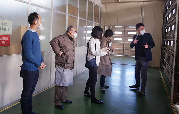 工場の説明をうけるハンズ寝具担当荒木・金森