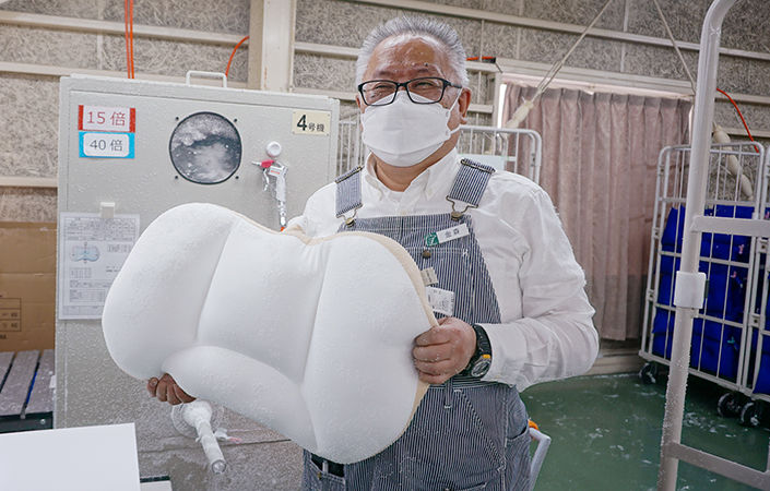自らの手で充填してご満悦の金森