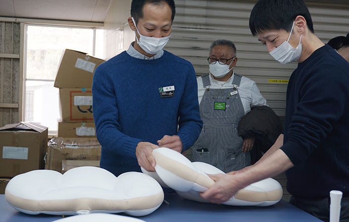 出来上がった枕を観察するハンズ寝具担当荒木