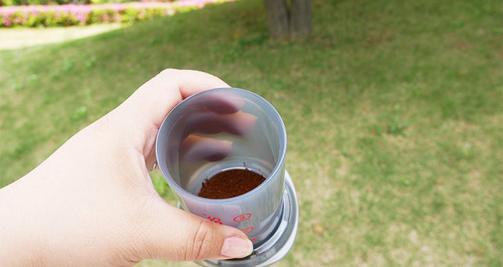 軽く振って粉を平らにします