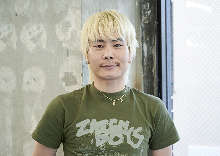 原宿のヘアサロンコード プラス リム（CODE＋LIM）の店長兼クリエイティブディレクターを務めるワタローこと渡辺拓朗さん