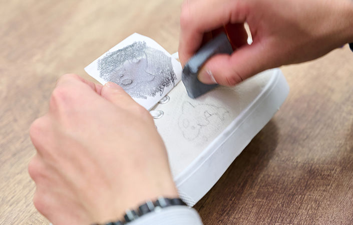 汚れたら部分は、練り消しゴムで消しましょう。
