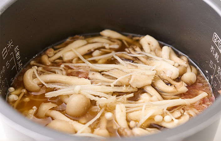 冷凍したきのこと調味料・水を入れて炊きます