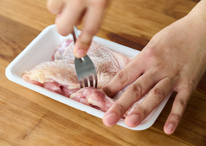 鶏もも肉は皮目にフォークなどで穴をあける