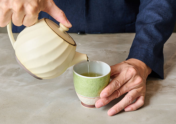 湯呑みへ注ぐ