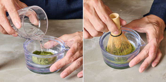 あらかじめ小皿に抹茶・水を入れておき、茶筅などで抹茶を水で練るように溶かす。