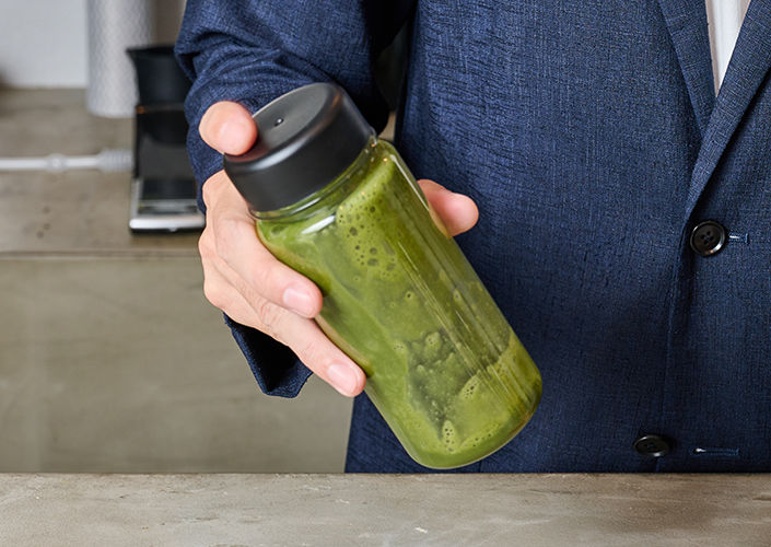 タンブラーの中に抹茶・水を入れてそのままシェイク