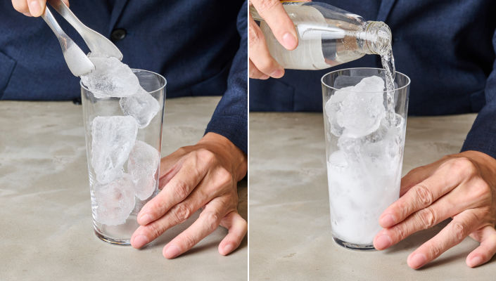 氷に当たらないようにトニックウォーターを勢いよく注ぐ