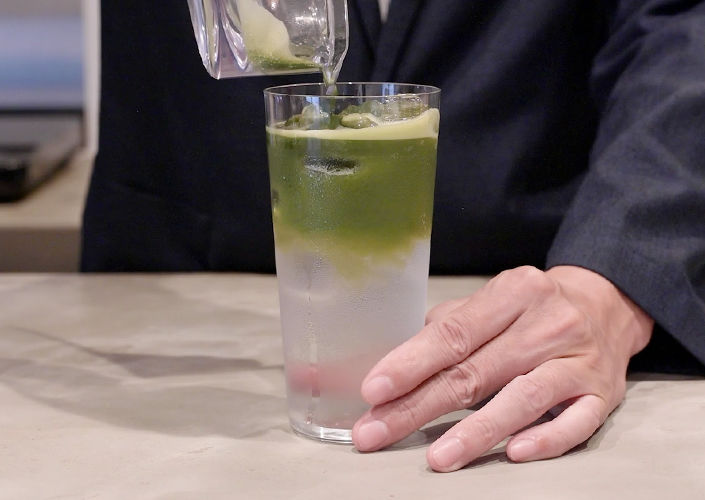 水に溶かした抹茶を入れる