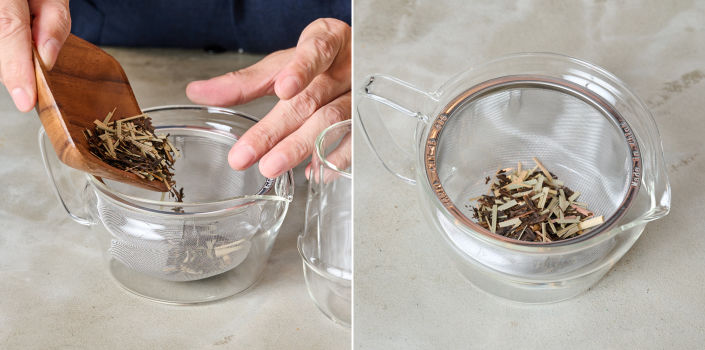 ほうじ茶とドライレモングラスを急須に入れる
