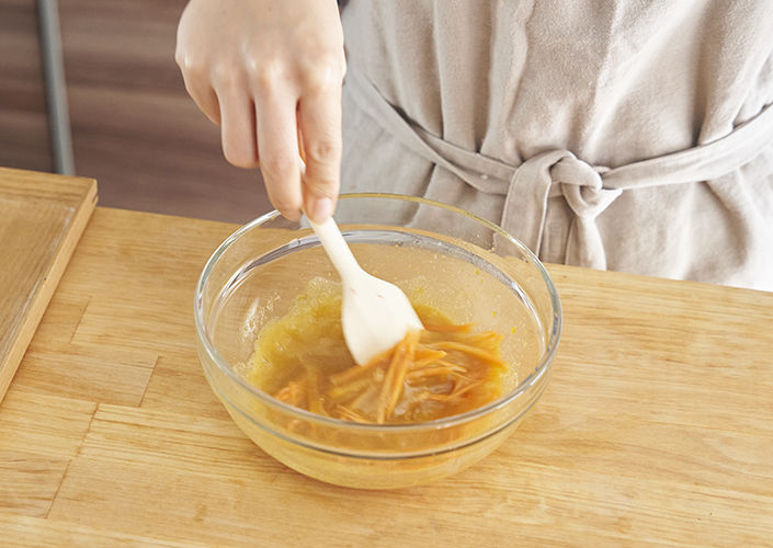 にんじんを加えて混ぜる