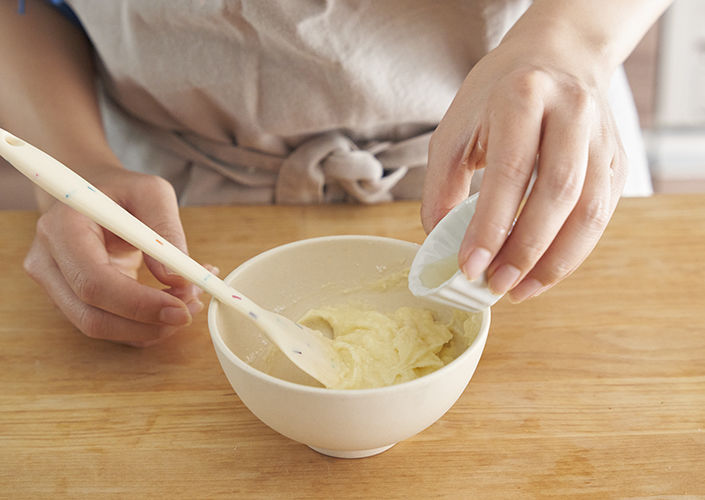 クリームチーズに粉糖とレモン汁を加えて混ぜる。