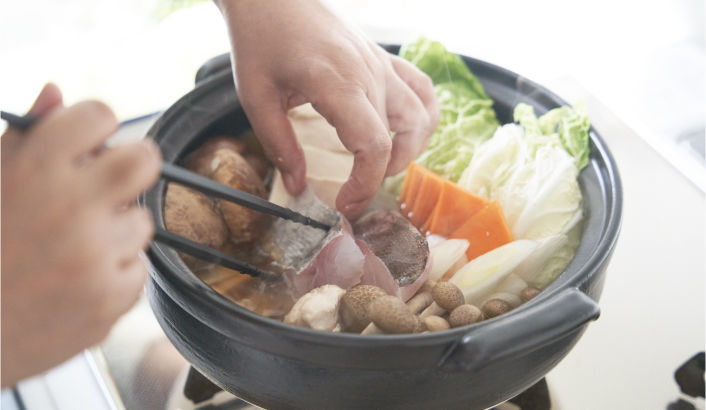 菜箸を使って材料を入れる