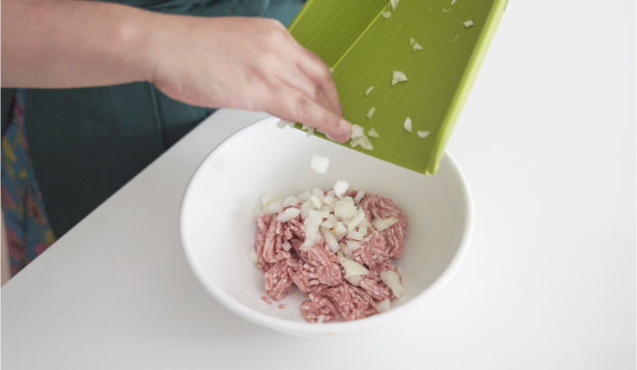 ボウルににんにく以外の材料を入れ、よく混ぜる。