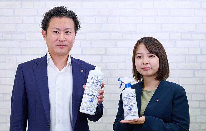 ドーバー洋酒貿易株式会社のパストリーゼ事業部・斎藤匠さん、営業部・薄井舞乃さん