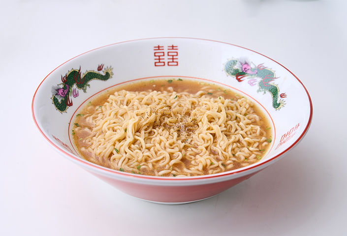 器に移して完成。あとはお好みでスパイスを
