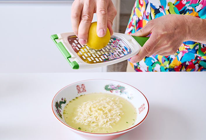 レモンの酸味で塩ラーメンが爽やかな味わいに