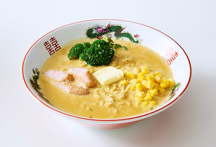 器に移し、粉チーズをふりかけてバターをのせたら、お好みのトッピングを添えて完成！