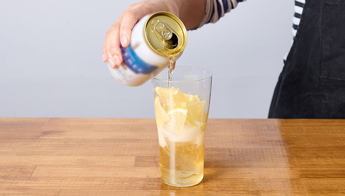 ノンアルコールビールを注ぎます。