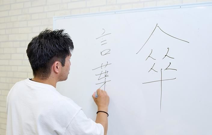 言葉を生む傘をつくるという裏テーマを解説する佐藤バイヤー