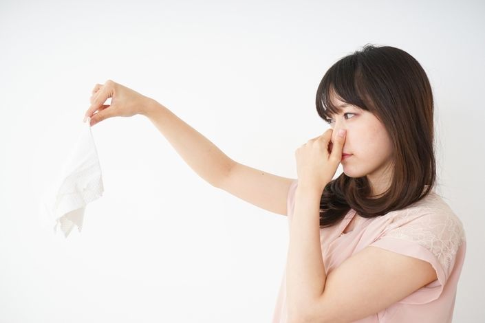 洗濯物の部屋干しで臭いが発生する原因はなに？