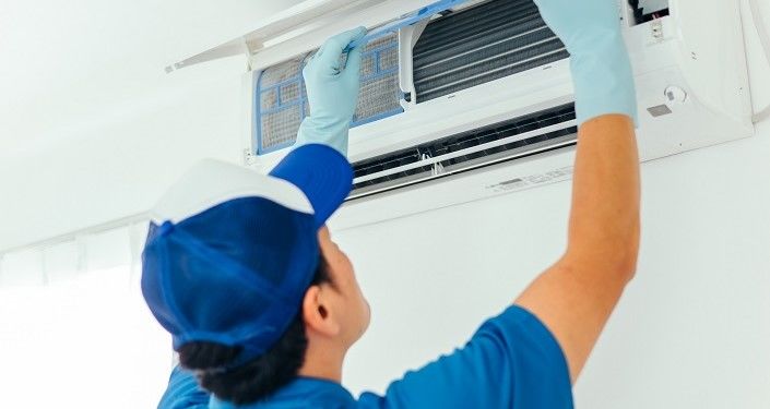 エアコン掃除はプロに依頼する方法も！