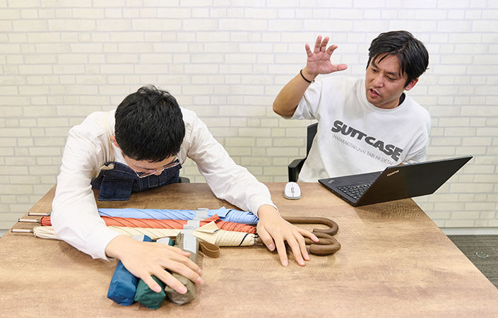 傘を抱きしめる土屋さん