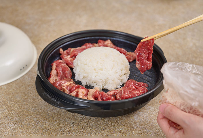中央にごはんを盛り、味付けした牛肉をまわりに並べます