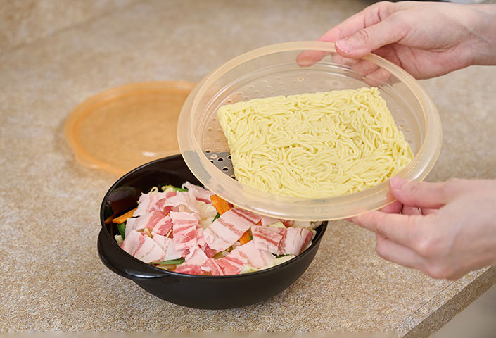 〈レンジで焼そば〉で焼そばづくり