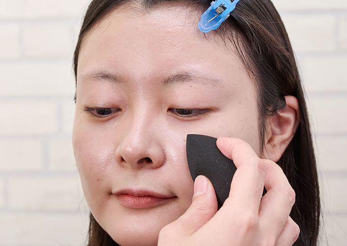 スポンジで顔全体を優しく叩き込む。